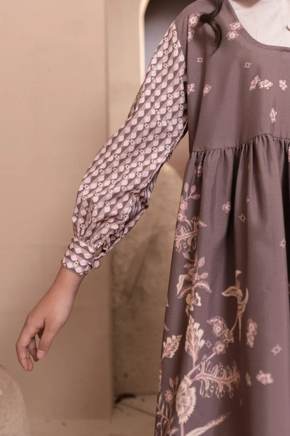 Semantik Dress Girl Antique Shell